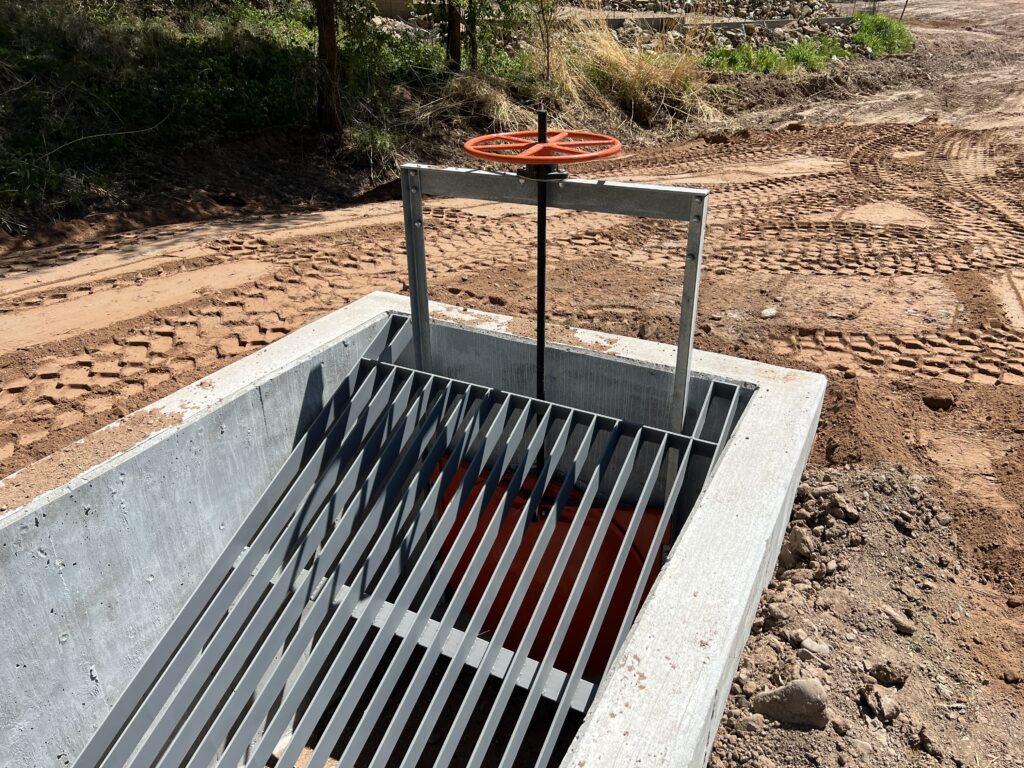 Bar grBar grate, and 48" round head gate in closed position.